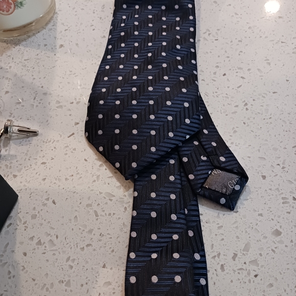 Giorgio Armani Tie Set includes cufflinks and pocket hankie - 100% silk - Picture 4 of 9